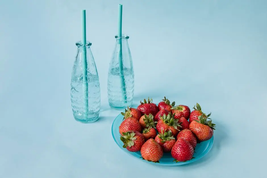 meja kerja dengan botol air dan buah