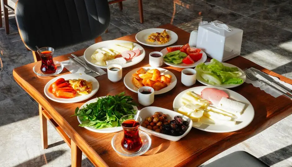 Contoh meja makan dengan air putih, sayuran, buah, dan sumber protein