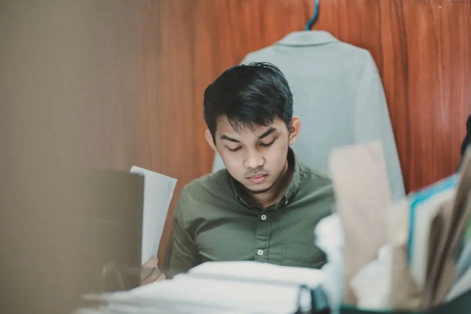 Pekerja kantor melakukan peregangan ringan di dekat meja kerja